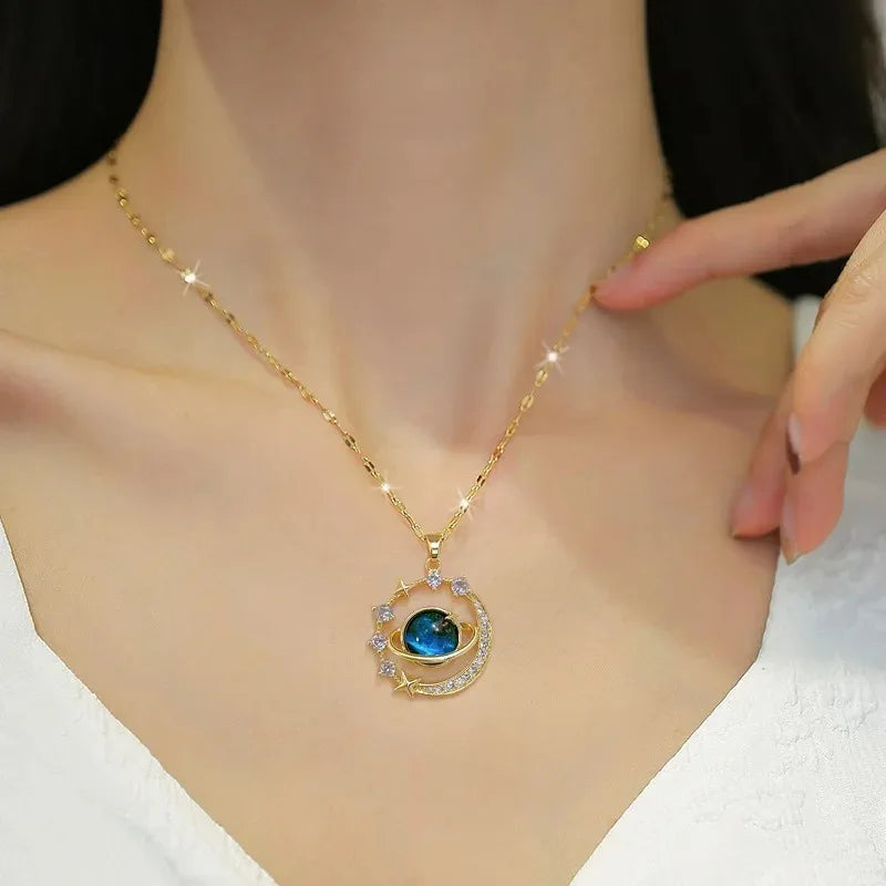 2025 New Shining Rhinestone Unique Design Sun Star Moon Three in One Pendant Necklace Retro Womens Daily Versatile Party Jewelry