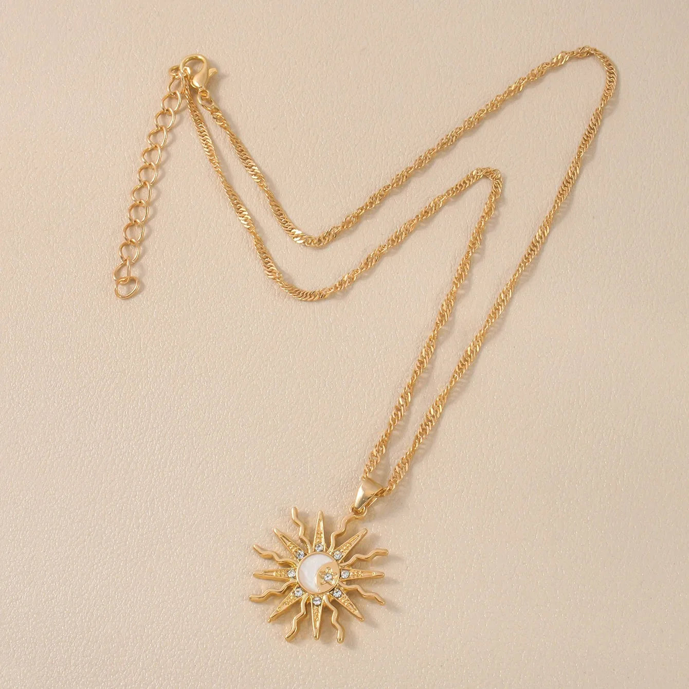 2025 New Shining Rhinestone Unique Design Sun Star Moon Three in One Pendant Necklace Retro Womens Daily Versatile Party Jewelry