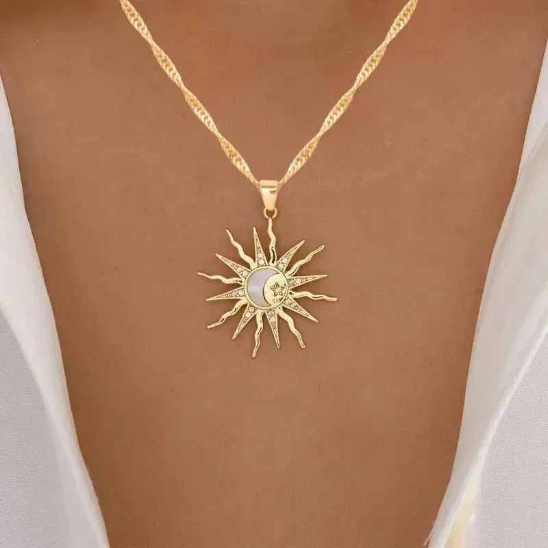 2025 New Shining Rhinestone Unique Design Sun Star Moon Three in One Pendant Necklace Retro Womens Daily Versatile Party Jewelry