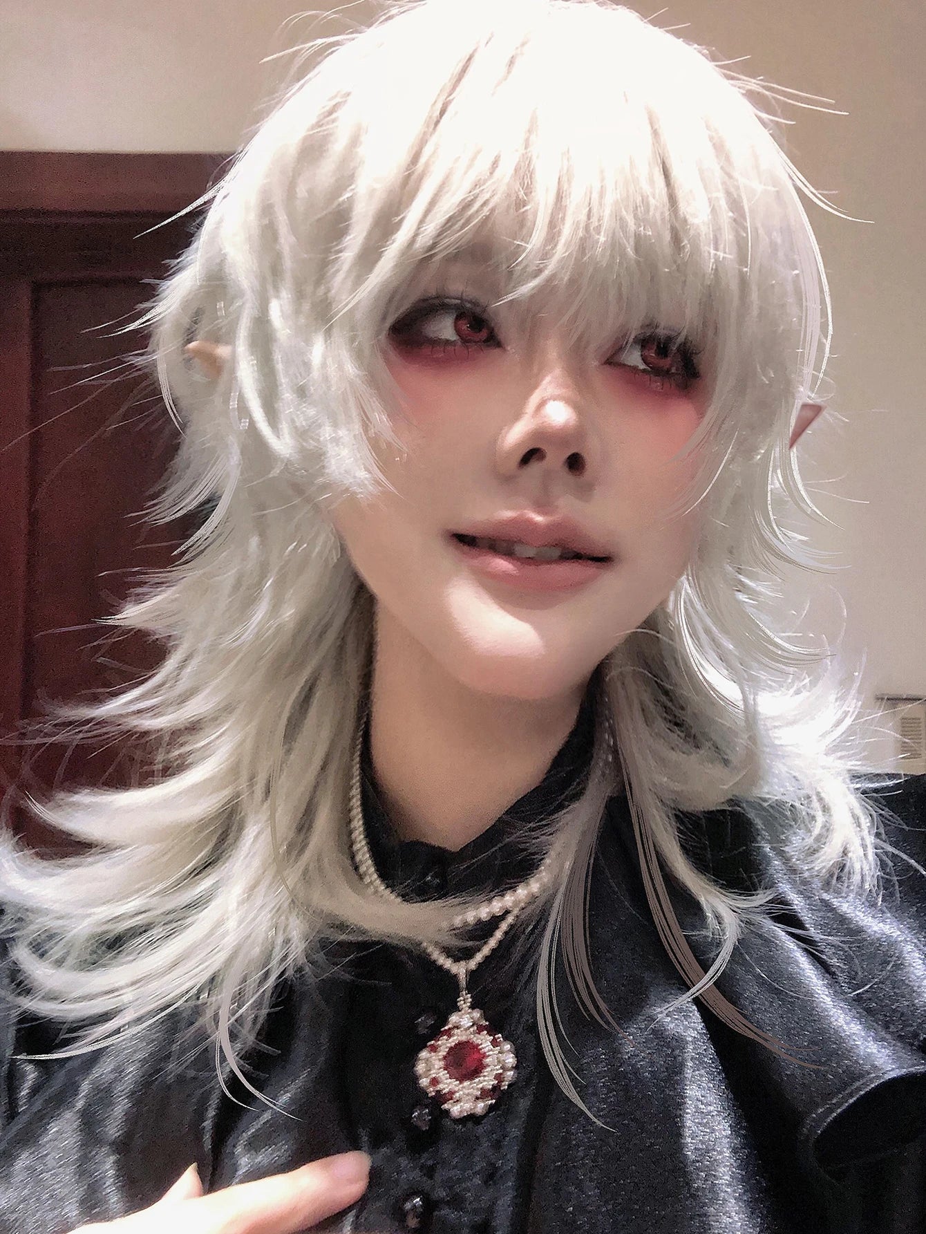 16Inch Silver White Color Handsome Synthetic Wig With Bang Medium Natural Wavy Hair Wig for Man or Women Cosplay Heat Resistant