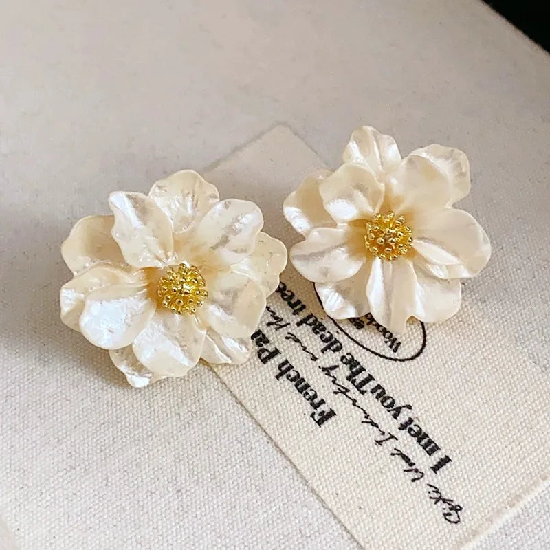 White Acrylic Flower Women's Stud Earrings Folded Florals Korean Fashion Sweet Petals Irregular Female Earrings 2025 new in
