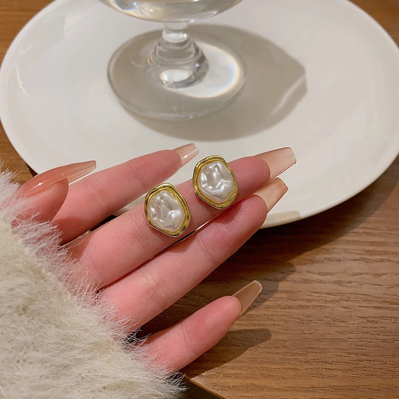 New Trendy White Oval Stud Earrings Irregular Geometric Statement Women's Unusual Earrings Gold Color Metal Side Boho Jewelry