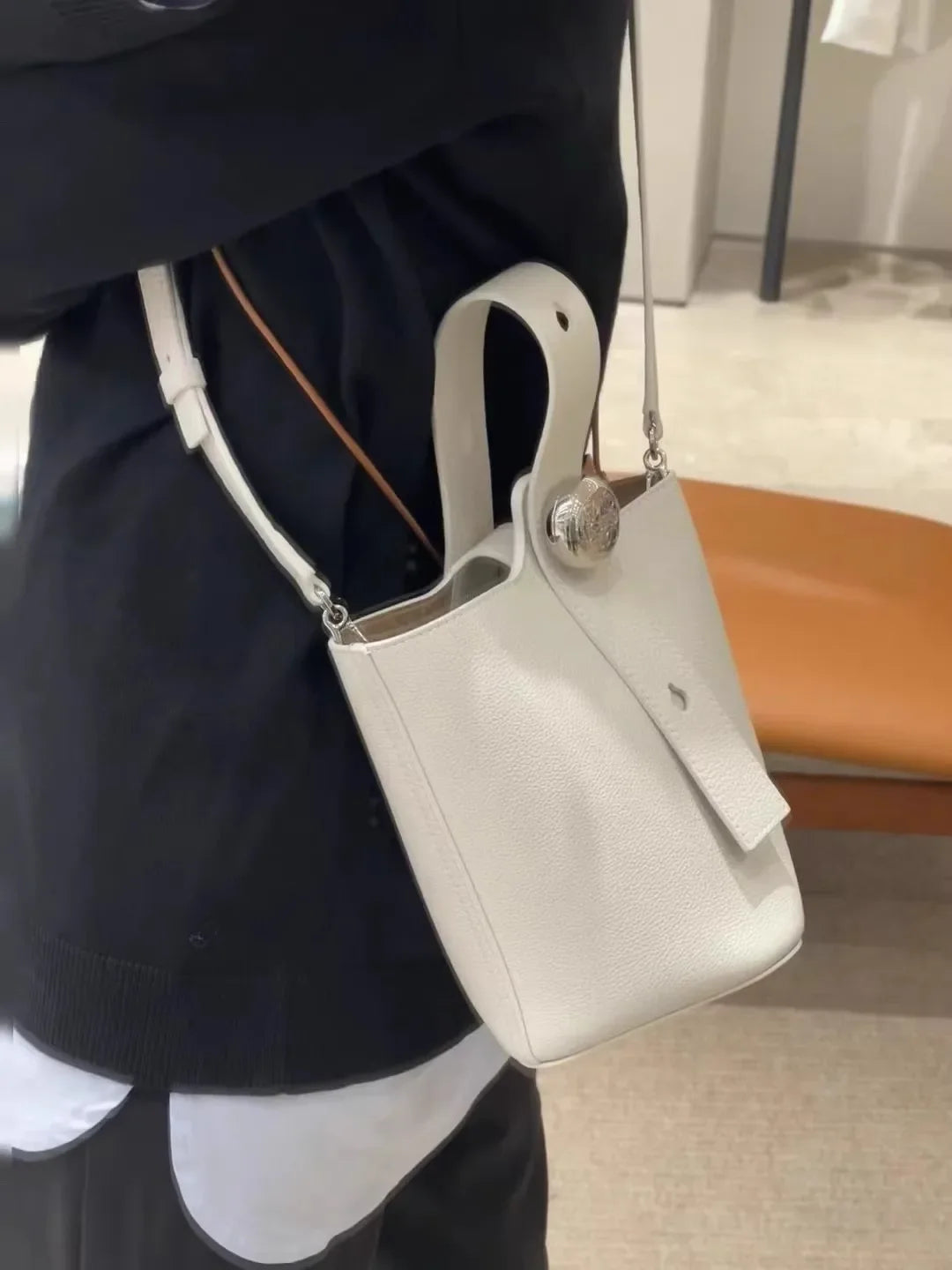 New 2025 Pure Color High-End Bucket Bag Leather Handheld Crossbody Commuter Shoulder Bag Neutral Minimalist Style Soft Shape