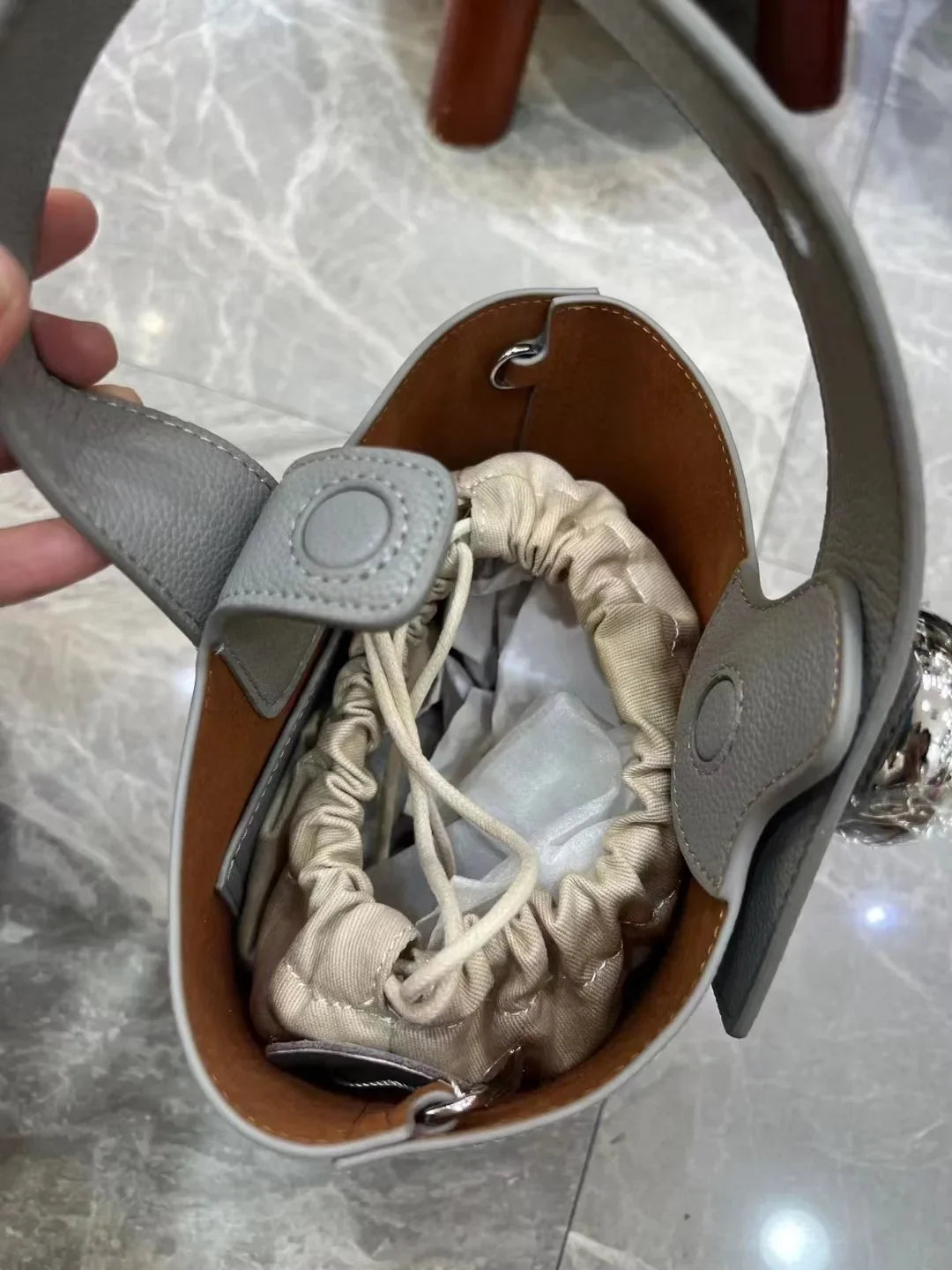 New 2025 Pure Color High-End Bucket Bag Leather Handheld Crossbody Commuter Shoulder Bag Neutral Minimalist Style Soft Shape