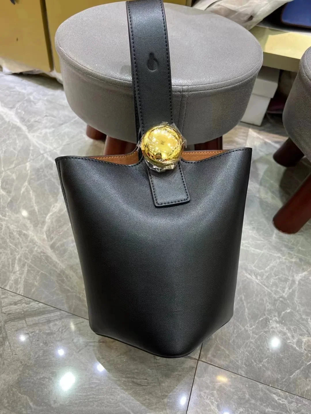 New 2025 Pure Color High-End Bucket Bag Leather Handheld Crossbody Commuter Shoulder Bag Neutral Minimalist Style Soft Shape