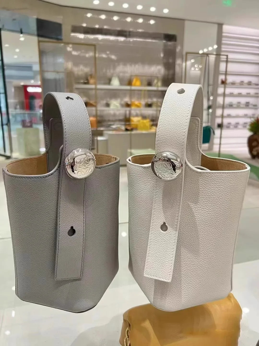 New 2025 Pure Color High-End Bucket Bag Leather Handheld Crossbody Commuter Shoulder Bag Neutral Minimalist Style Soft Shape