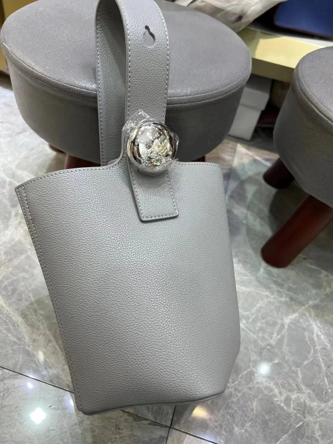 New 2025 Pure Color High-End Bucket Bag Leather Handheld Crossbody Commuter Shoulder Bag Neutral Minimalist Style Soft Shape