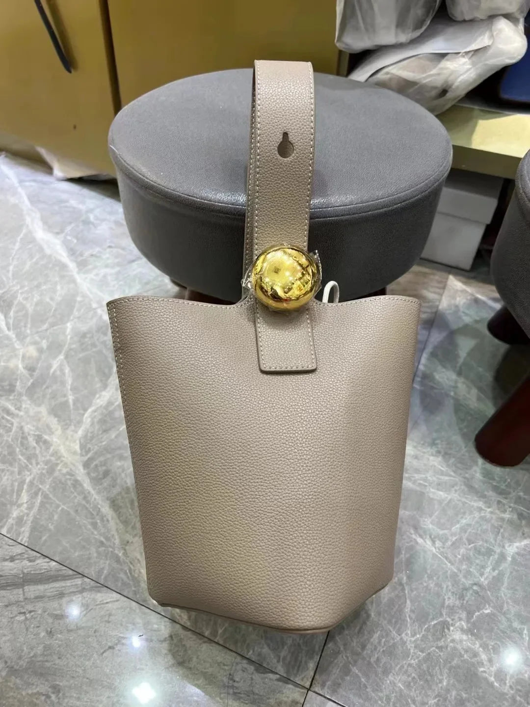 New 2025 Pure Color High-End Bucket Bag Leather Handheld Crossbody Commuter Shoulder Bag Neutral Minimalist Style Soft Shape