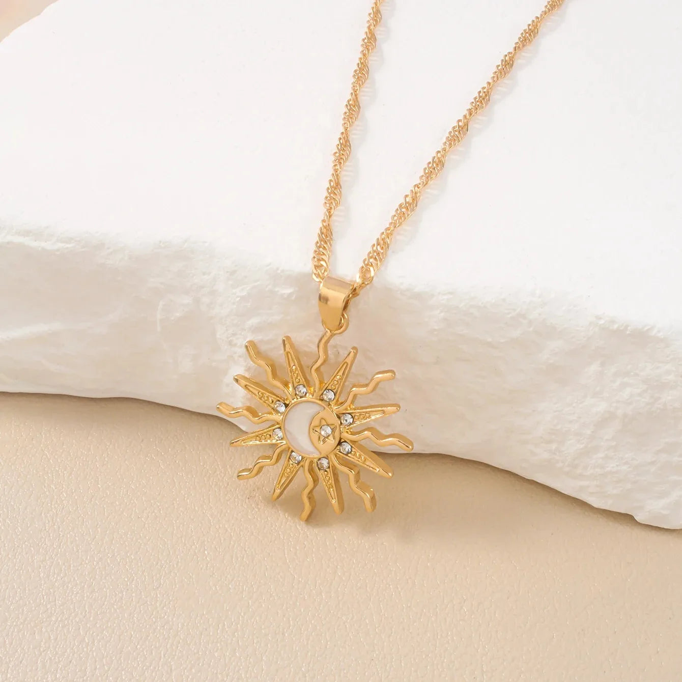 2025 New Shining Rhinestone Unique Design Sun Star Moon Three in One Pendant Necklace Retro Womens Daily Versatile Party Jewelry